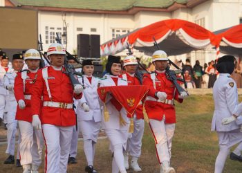 Jadi Pembawa Baki Penurunan Bendera, Siswi SMA Negeri 1 Awayan Bangga Dipercaya di HUT ke-81 RI