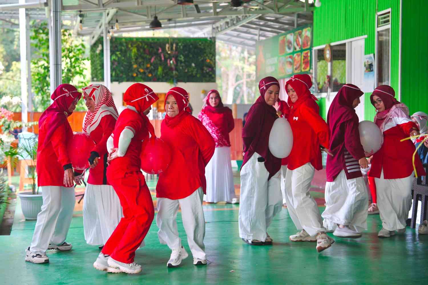 Semarak HUT ke-81 RI, GOW Balangan Gelar Lomba dan Berbagi Sembako untuk Lansia