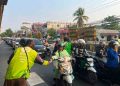 Kabut Asap Makin Terasa, Driver Ojol di Banjarmasin Bergerak Bagikan 2.000 Masker