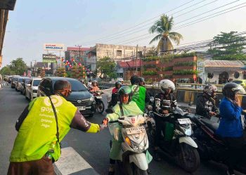 Kabut Asap Makin Terasa, Driver Ojol di Banjarmasin Bergerak Bagikan 2.000 Masker