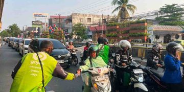 Kabut Asap Makin Terasa, Driver Ojol di Banjarmasin Bergerak Bagikan 2.000 Masker