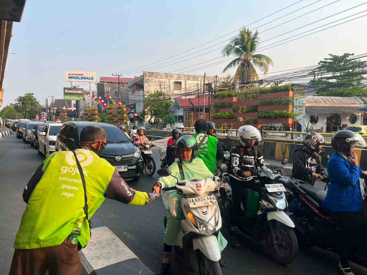Kabut Asap Makin Terasa, Driver Ojol di Banjarmasin Bergerak Bagikan 2.000 Masker