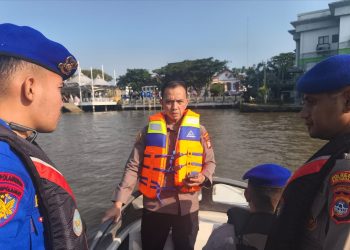 Aksi Humanis Kapolresta Banjarmasin, Ikut Evakuasi Korban Tenggelam Bersama Relawan