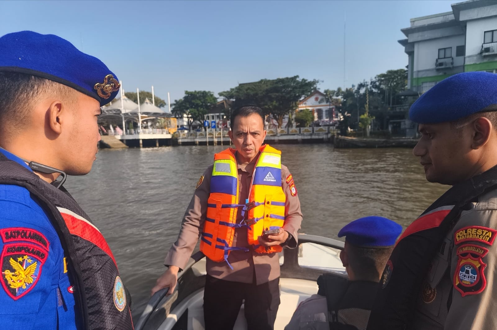 Aksi Humanis Kapolresta Banjarmasin, Ikut Evakuasi Korban Tenggelam Bersama Relawan
