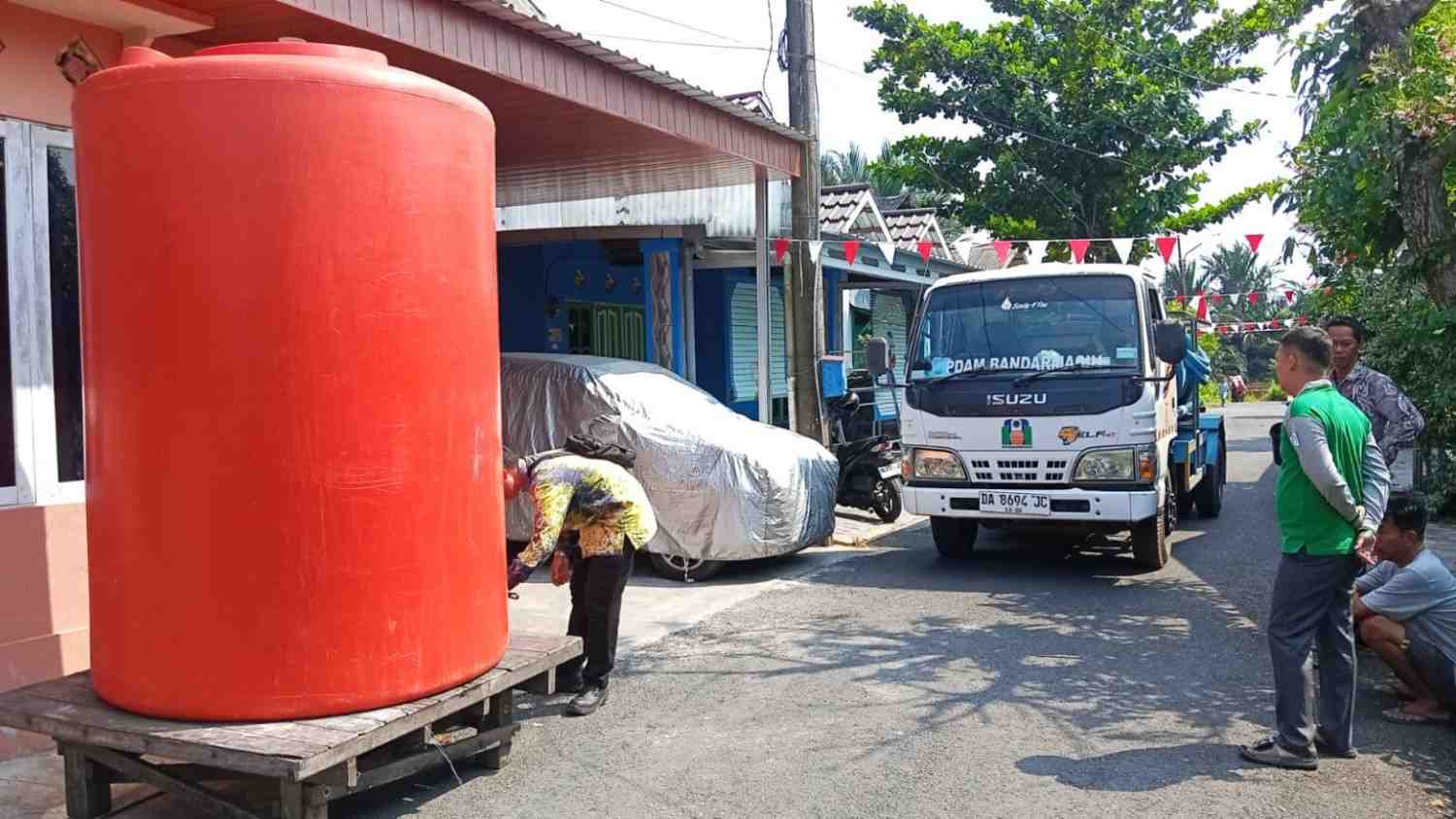 Musim Kemarau Berdampak pada Distribusi Air, PAM Bandarmasih Salurkan Air Tangki ke Wilayah Terdampak