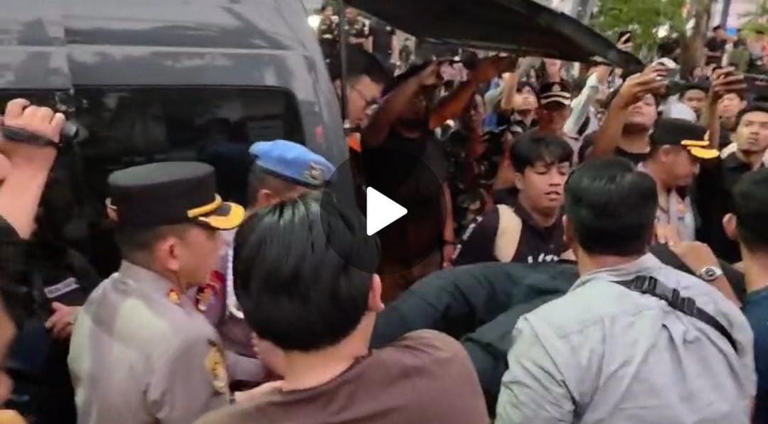 Mahasiswa Terhimpit hingga Pingsan, Kapolresta Banjarmasin Turun Langsung Evakuasi