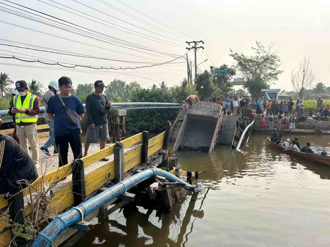 Jembatan Saka Harang Ambruk Saat Truk Melintas, Akses Mantuil Langsung Lumpuh