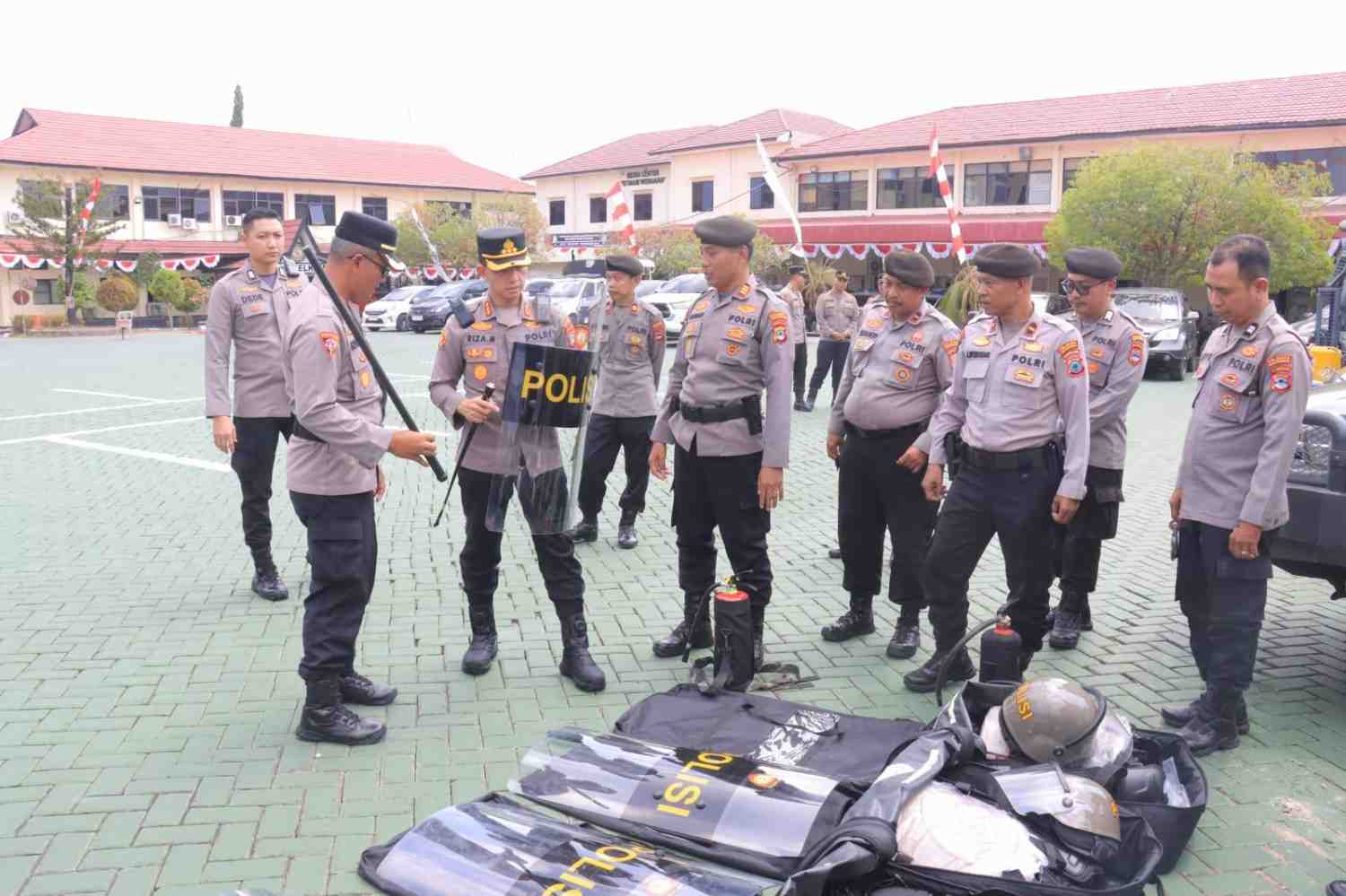 Cek Peralatan Dalmas, Kapolresta Banjarmasin Ingatkan Personel Utamakan Sikap Humanis