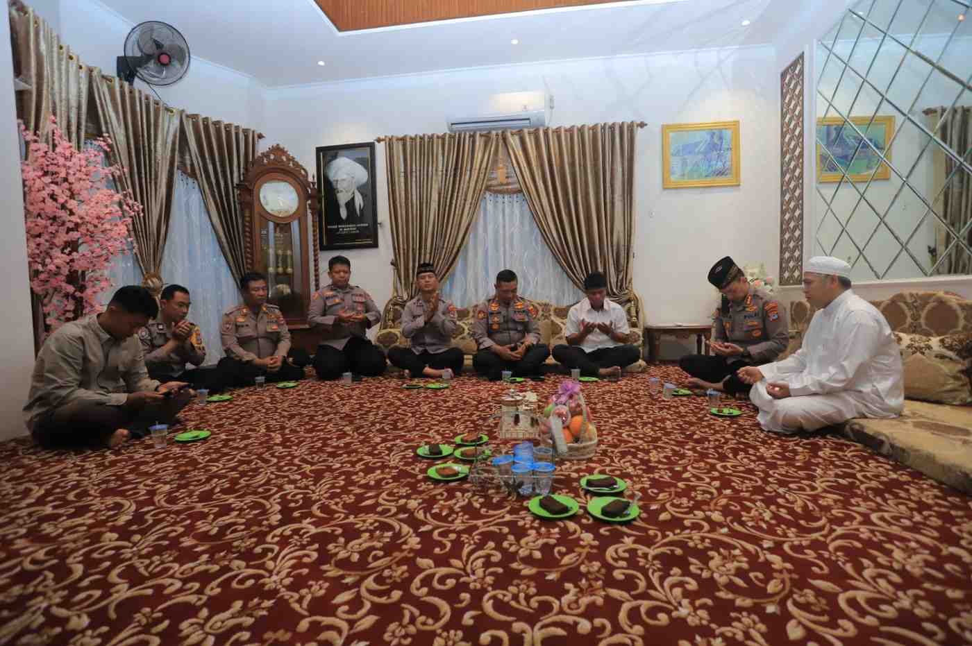 Doa Ulama Jadi Penguat, Kapolresta Banjarmasin Pererat Silaturahmi dengan Guru Busu