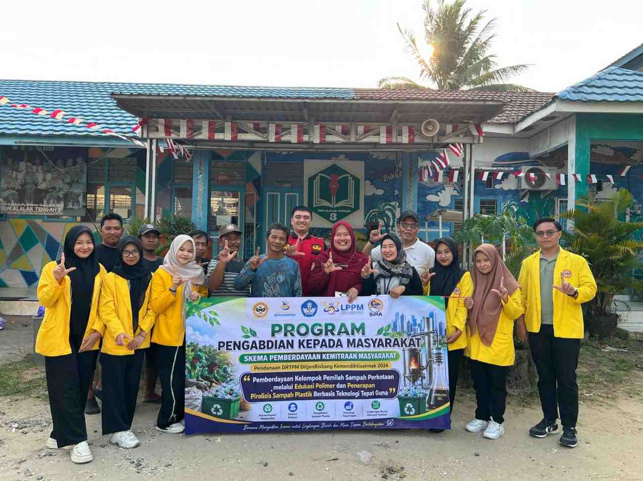 Tim FKIP ULM Edukasi K3, Tingkatkan Keselamatan Pemilah Sampah di Alalak Tengah Banjarmasin