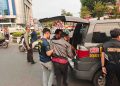 Sigap Layani Masyarakat, Polisi Bantu Pengendara Kecelakaan di Tengah Pengamanan Aksi