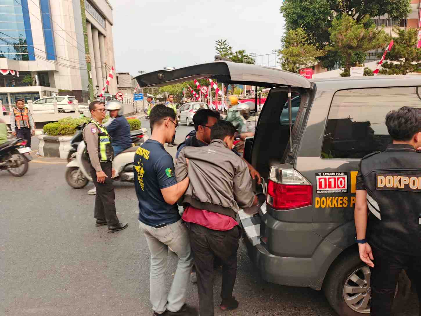 Sigap Layani Masyarakat, Polisi Bantu Pengendara Kecelakaan di Tengah Pengamanan Aksi