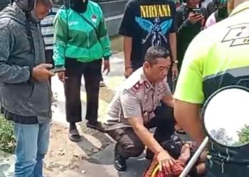 Tak Tinggal Diam, Kapolsek Banjarmasin Selatan Turun Tangan Tolong Korban Kecelakaan