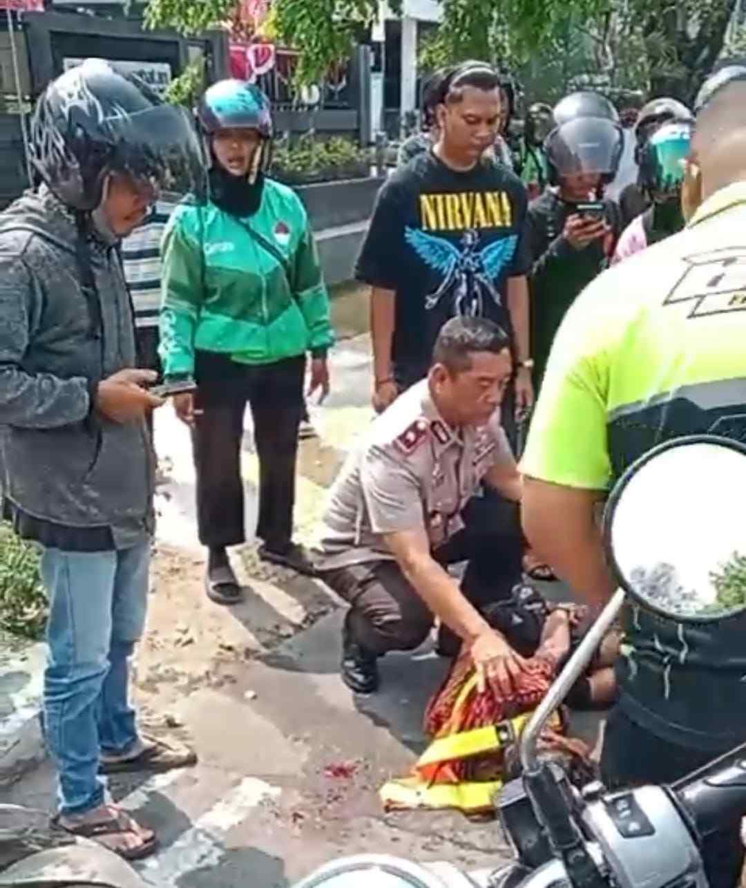 Tak Tinggal Diam, Kapolsek Banjarmasin Selatan Turun Tangan Tolong Korban Kecelakaan
