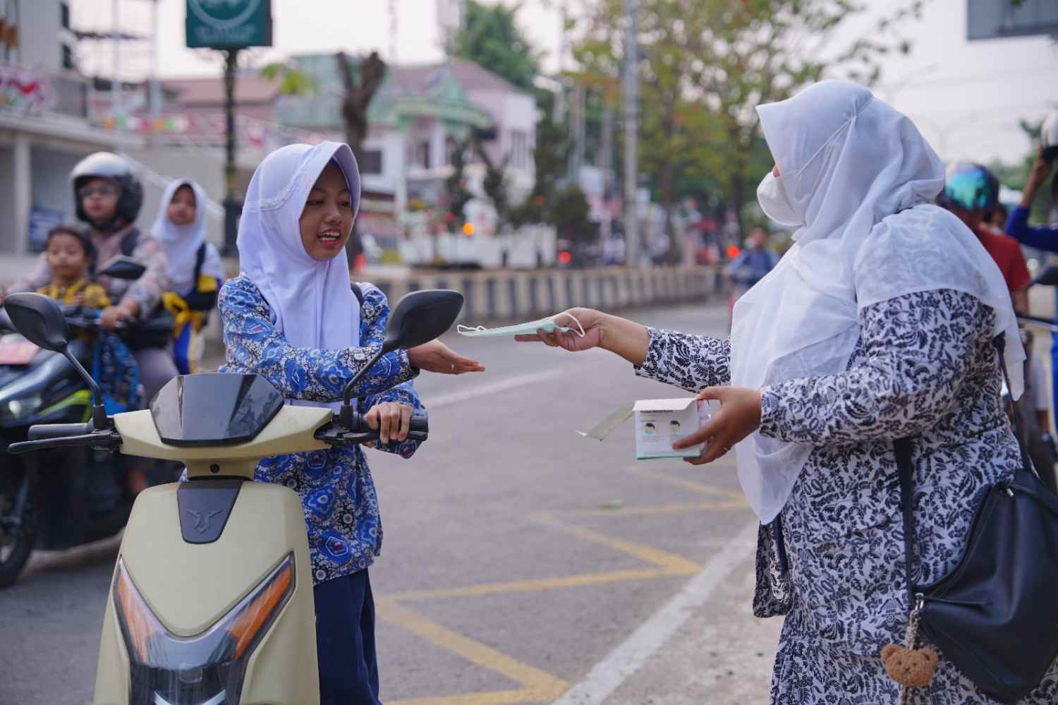 IBI Balangan Bagikan 1.000 Masker Gratis di Tengah Kabut Asap
