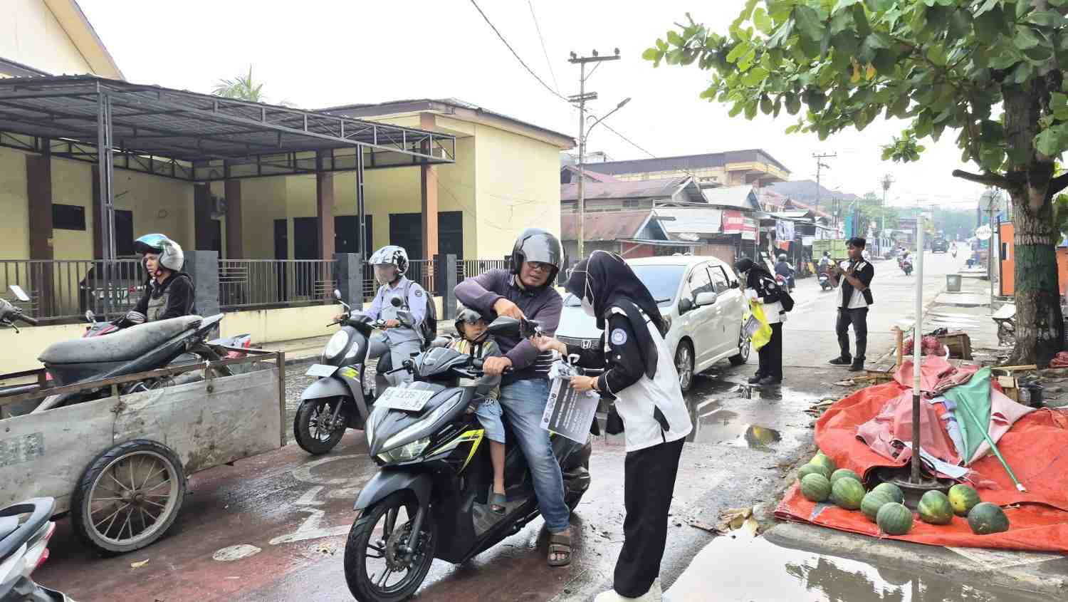 Kabut Asap Karhutla, BEM Universitas Sapta Mandiri Bagikan Masker Gratis