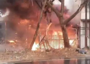 Saksi Ungkap Detik-detik Sebelum Toko Sparepart di Jalan Pramuka Terbakar