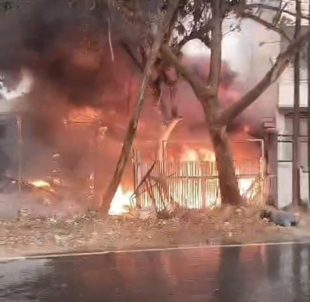 Saksi Ungkap Detik-detik Sebelum Toko Sparepart di Jalan Pramuka Terbakar