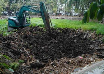 Sedimentasi Menumpuk, Kolam Taman Kamboja Mulai Dikeruk