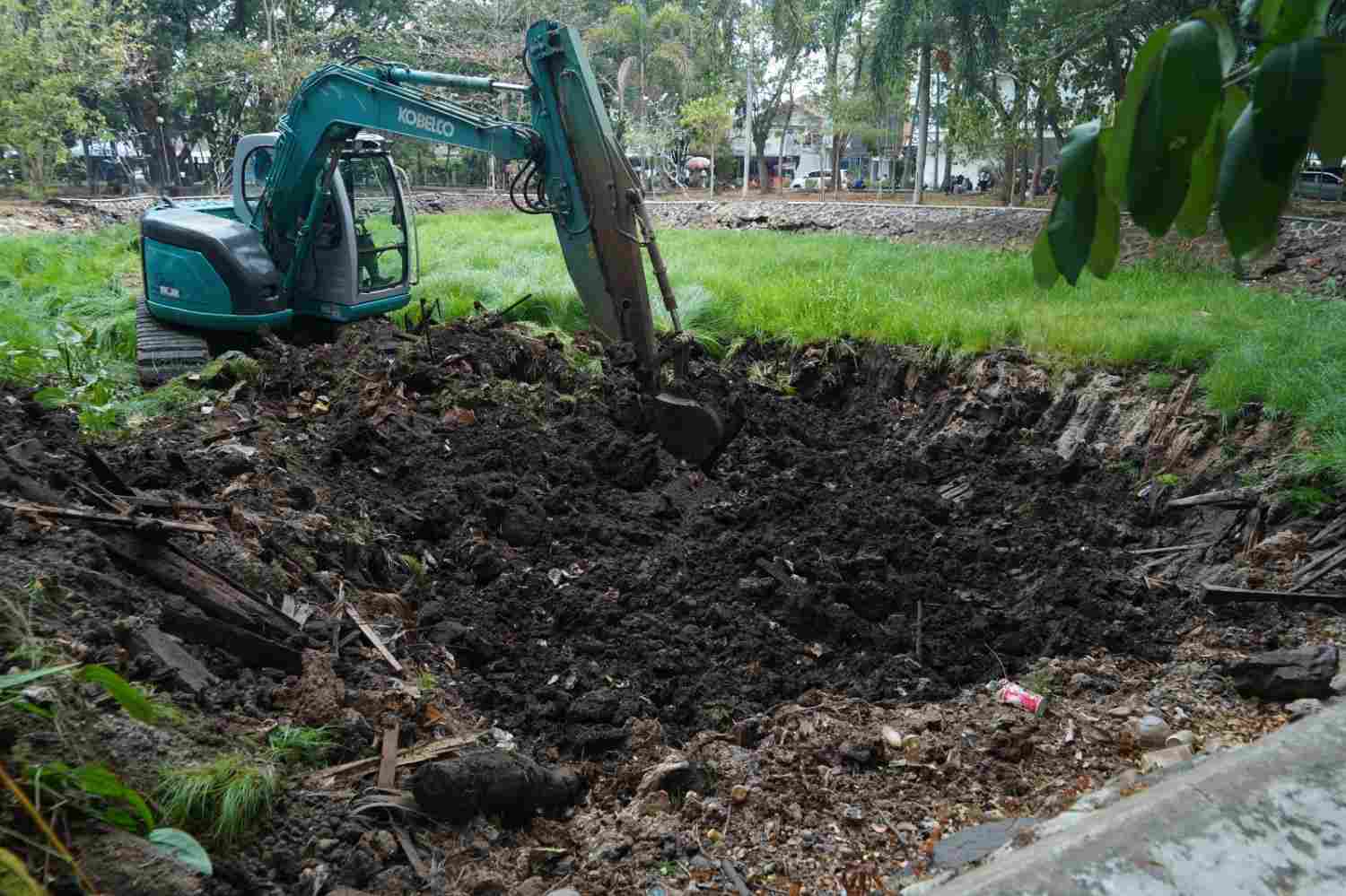 Sedimentasi Menumpuk, Kolam Taman Kamboja Mulai Dikeruk