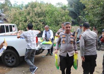 Peduli Korban Kebakaran, Kapolres HST Serahkan Bantuan untuk Warga Sungai Jaranih