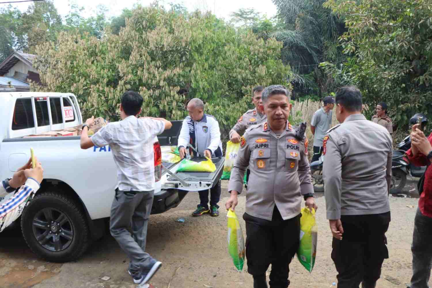 Peduli Korban Kebakaran, Kapolres HST Serahkan Bantuan untuk Warga Sungai Jaranih