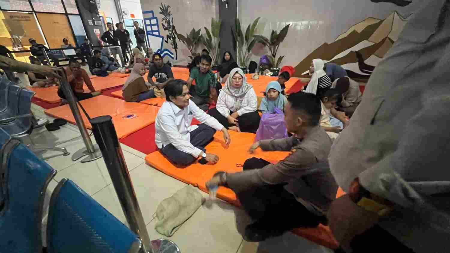 Wagub Kalsel Duduk Bersama Keluarga Penumpang KM Virgo Transport 8, Pastikan Kebutuhan Mereka Terpenuhi