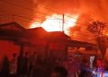 Kebakaran Pagi Hari di Pasar Lama Banjarmasin Hanguskan 14 Kios dan Rumah