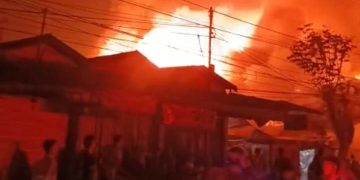 Kebakaran Pagi Hari di Pasar Lama Banjarmasin Hanguskan 14 Kios dan Rumah