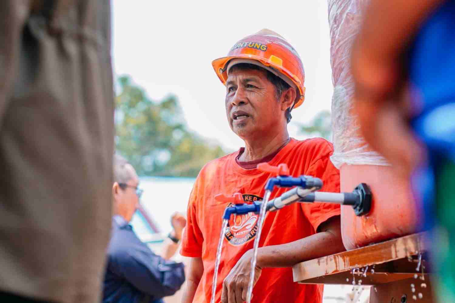 Kemarau Panjang Melanda, Warga Kemuning Banjarbaru Berburu Air Pakai Galon