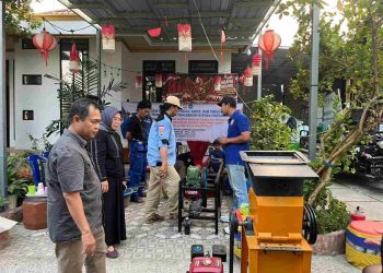 Kembali Serahkan Mesin Peleleh, Tim Pengabdian Masyarakat BIMA ULM dan Warga Lakukan Uji Coba Pembuatan Paving Block