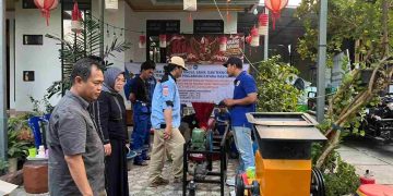 Kembali Serahkan Mesin Peleleh, Tim Pengabdian Masyarakat BIMA ULM dan Warga Lakukan Uji Coba Pembuatan Paving Block