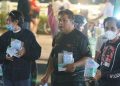 Euforia Timnas Tetap Berjalan, Petugas Bagikan 2.500 Masker di Balai Kota Banjarmasin