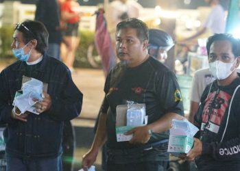 Euforia Timnas Tetap Berjalan, Petugas Bagikan 2.500 Masker di Balai Kota Banjarmasin