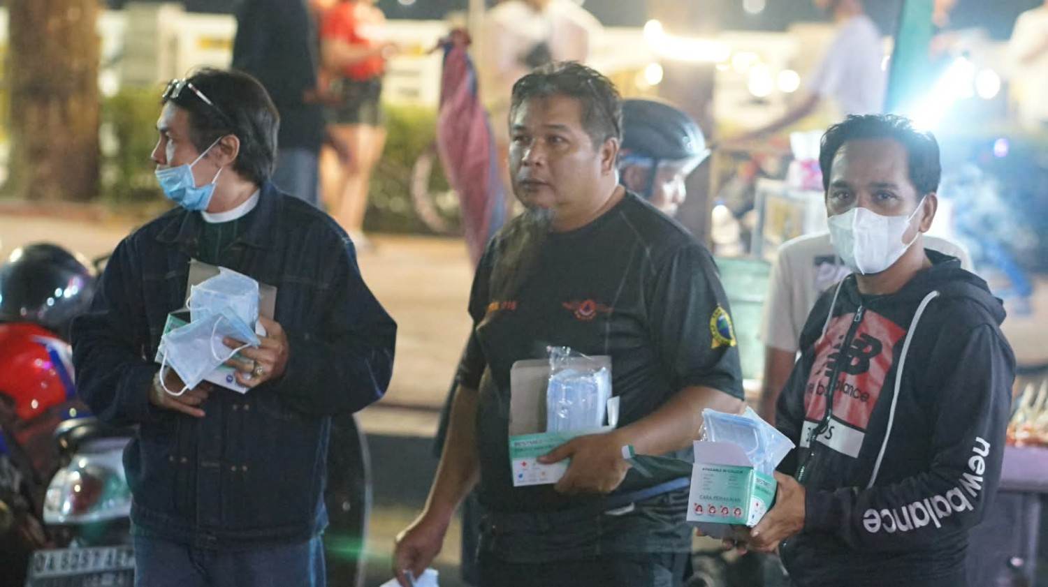Euforia Timnas Tetap Berjalan, Petugas Bagikan 2.500 Masker di Balai Kota Banjarmasin