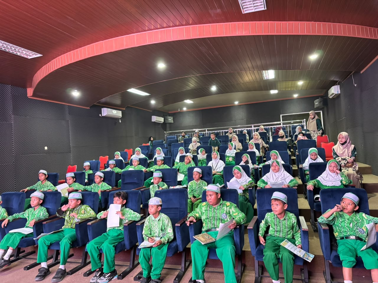 Siswa MI Al Falah Banjarmasin Antusias Nonton Film Edukasi di Perpustakaan Palnam