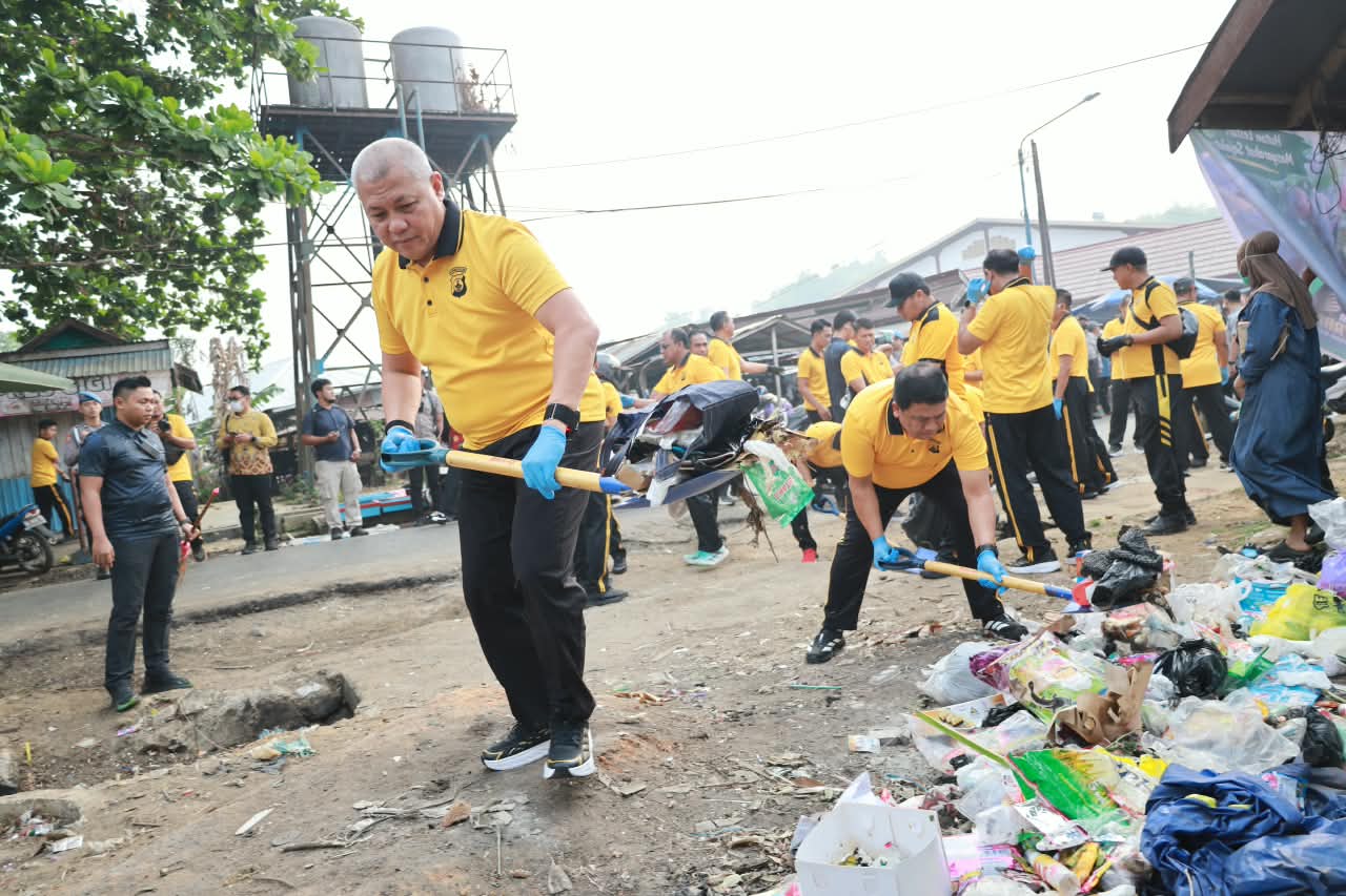 Green Policing Polda Kalsel Sasar Pasar Galuh Cempaka, Sembako Juga Dibagikan
