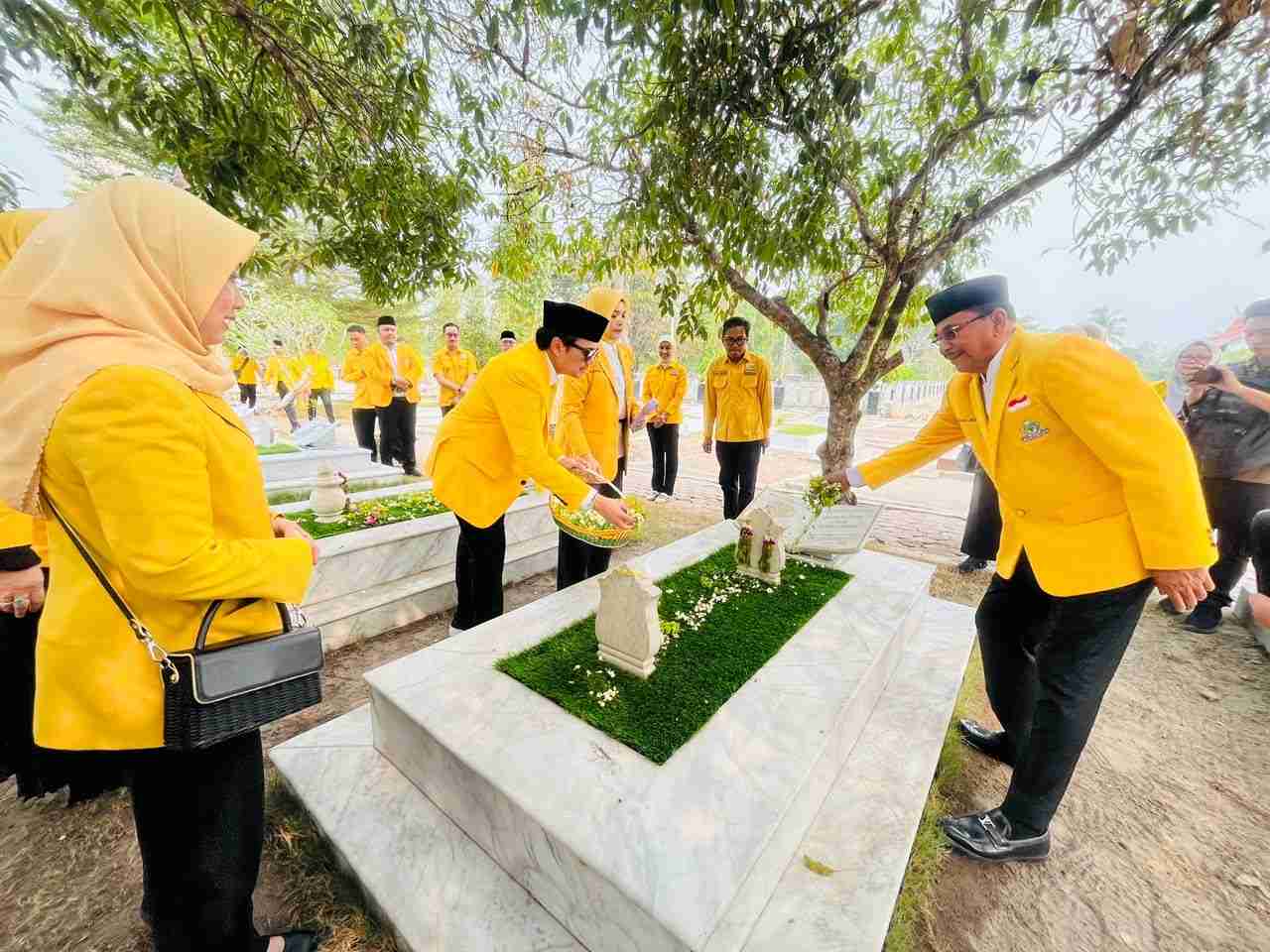 Ziarahi Makam Pahlawan hingga Haji Leman, Hasnuryadi Tegaskan Komitmen Pengabdian Golkar Kalsel
