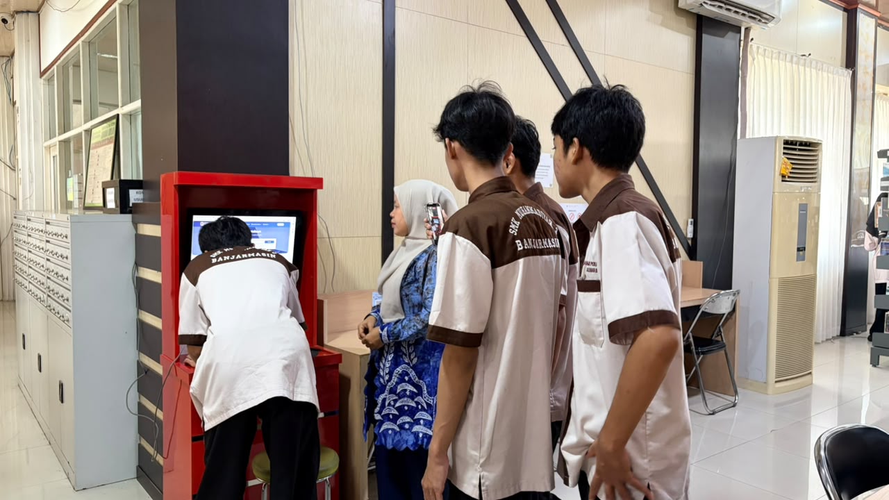 Pelajar SMK Muhammadiyah 3 Banjarmasin Antusias Jelajahi Fasilitas Perpustakaan Palnam