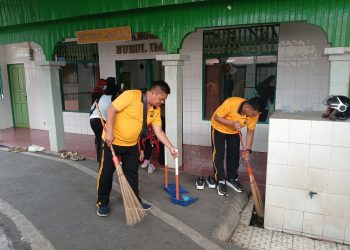 Polsek Banjarmasin Tengah dan Warga Bersihkan Lingkungan Lewat Program Green Policing