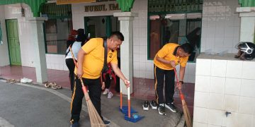 Polsek Banjarmasin Tengah dan Warga Bersihkan Lingkungan Lewat Program Green Policing