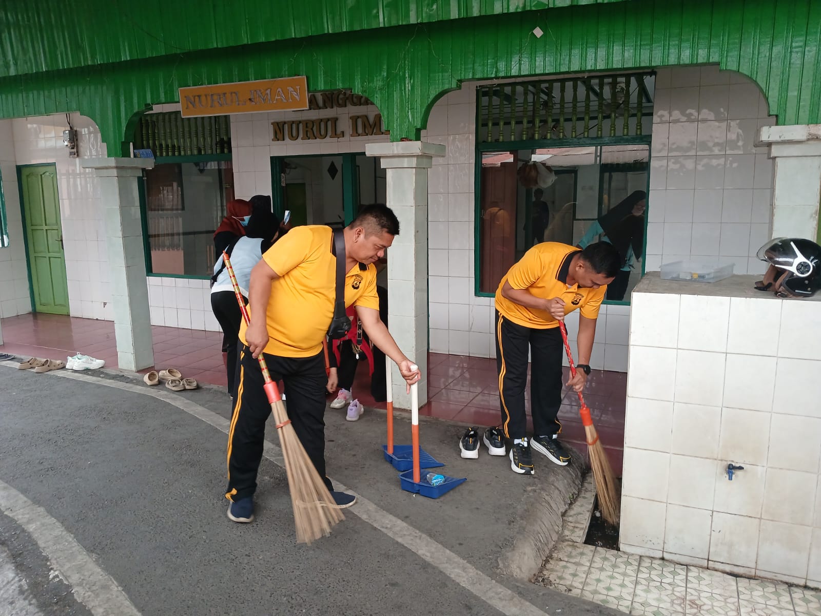 Polsek Banjarmasin Tengah dan Warga Bersihkan Lingkungan Lewat Program Green Policing